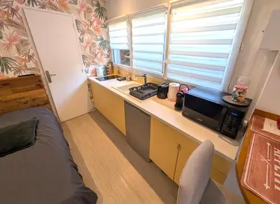 Cuisine ou kitchenette dans l'établissement Maisonnette centre-ville