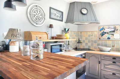 Cuisine ou kitchenette dans l'établissement La Maison Merlin - Maison avec piscine Sénoville