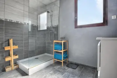 Salle de bains dans l'établissement La Maison Merlin - Maison avec piscine Sénoville