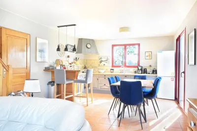 Cuisine ou kitchenette dans l'établissement La Maison Merlin - Maison avec piscine Sénoville