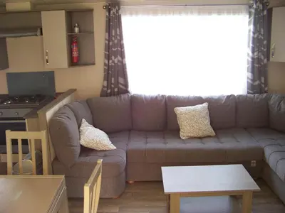 Coin salon dans l'établissement Mobil home Céleste 6-8 personnes