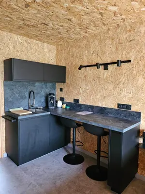 Cuisine ou kitchenette dans l'établissement La Studette