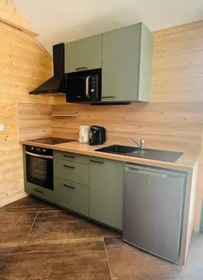 Cuisine ou kitchenette dans l'établissement Le chalet aux portes du pays d Auge