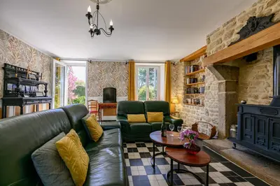 Coin salon dans l'établissement Les 13 lavoirs d'antan - chambre la belle époque