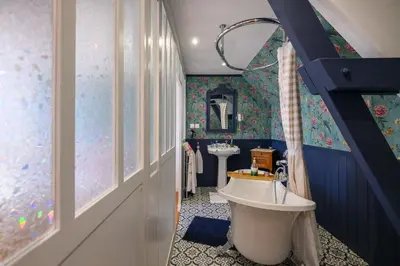 Salle de bains dans l'établissement Les 13 lavoirs d'antan - chambre la belle époque