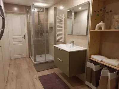 Salle de bains dans l'établissement La Tourelle