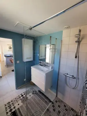 Salle de bains dans l'établissement Gîte de bord de mer, Le Calicoco
