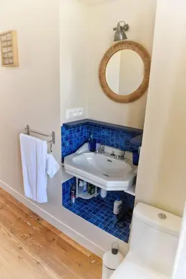 Salle de bains dans l'établissement Élégante maison avec jardin
