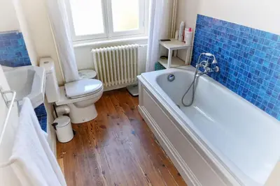 Salle de bains dans l'établissement Élégante maison avec jardin