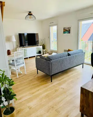 Télévision ou salle de divertissement dans l'établissement Grand Duplex à 400m de la plage