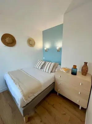 Un ou plusieurs lits dans un hébergement de l'établissement Appartement Bord de mer, accès direct plage