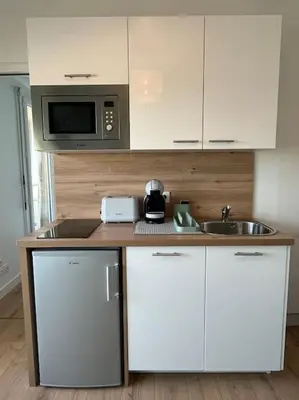 Cuisine ou kitchenette dans l'établissement Appartement Bord de mer, accès direct plage