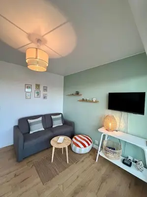 Télévision ou salle de divertissement dans l'établissement Appartement Bord de mer, accès direct plage