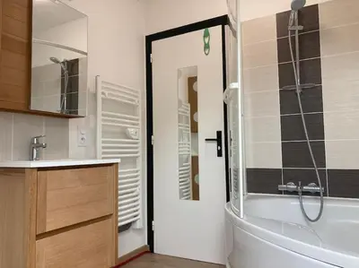 Salle de bains dans l'établissement La Maison Rose - avec grand jardin clos à 300m de la mer