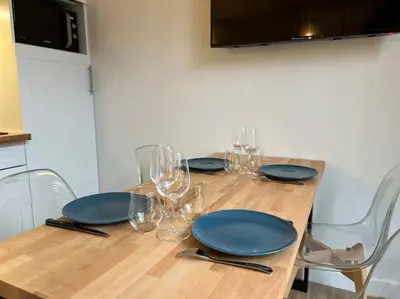 Cuisine ou kitchenette dans l'établissement Maison pour 10 personnes max en plein centre de Ste Mère Eglise