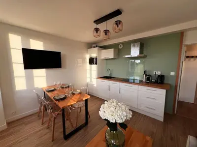 Cuisine ou kitchenette dans l'établissement Maison pour 10 personnes max en plein centre de Ste Mère Eglise
