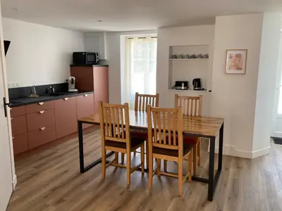 Cuisine ou kitchenette dans l'établissement Maison 4-8 personnes, jardin, Sainte Mère Eglise