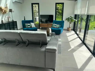 Télévision ou salle de divertissement dans l'établissement Maison spacieuse