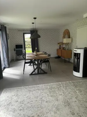 Cuisine ou kitchenette dans l'établissement Maison spacieuse
