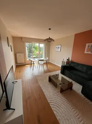 Télévision ou salle de divertissement dans l'établissement Appartement chaleureux, ensoleillé avec parking gratuit