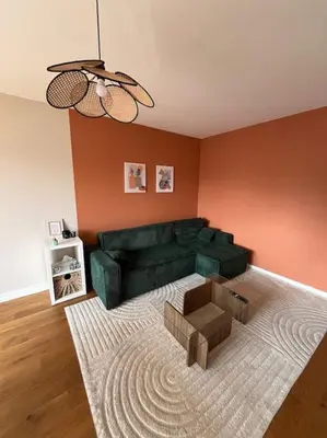 Coin salon dans l'établissement Appartement chaleureux, ensoleillé avec parking gratuit