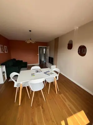 Coin salon dans l'établissement Appartement chaleureux, ensoleillé avec parking gratuit
