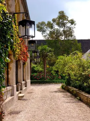 Jardin de l'établissement Magnifique Château d'Hémevez au coeur de la presqu'île du Cotentin