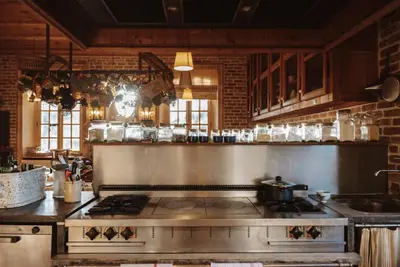 Cuisine ou kitchenette dans l'établissement Magnifique Château d'Hémevez au coeur de la presqu'île du Cotentin
