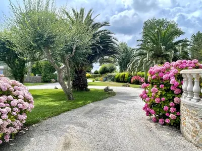 Jardin de l'établissement Duplex Bellevue, vue mer, à 50m de la plage!