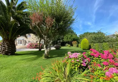 Jardin de l'établissement Duplex Bellevue, vue mer, à 50m de la plage!