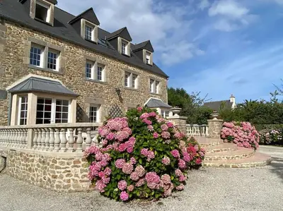 Jardin de l'établissement Villa Champfleury, à 50 m de la plage!