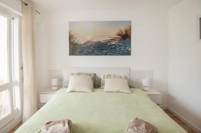 Un ou plusieurs lits dans un hébergement de l'établissement Face à Juno Beach - Appartement vue mer et port