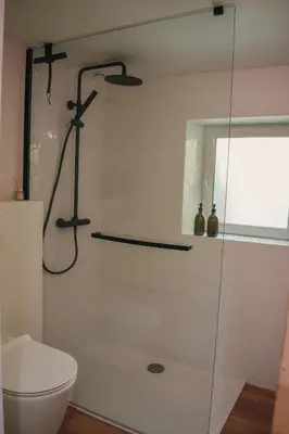 Salle de bains dans l'établissement La Cabane - Gîtes des Havres