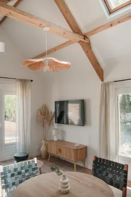 Télévision ou salle de divertissement dans l'établissement La Cabane - Gîtes des Havres