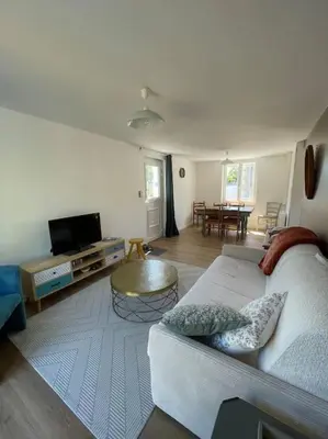 Télévision ou salle de divertissement dans l'établissement maison proche de granville