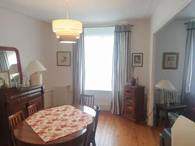 Coin salon dans l'établissement Grande maison de ville avec jardin - Baie du Mont St Michel