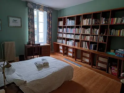 Bibliothèque dans la maison de vacances