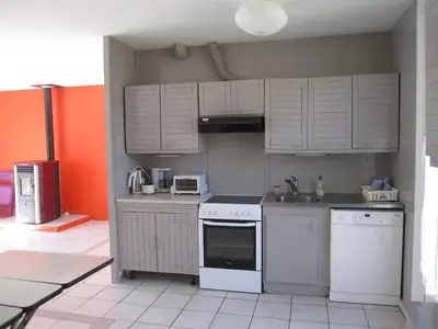 Cuisine ou kitchenette dans l'établissement Maison avec grand jardin pour 15 couchages en Normandie
