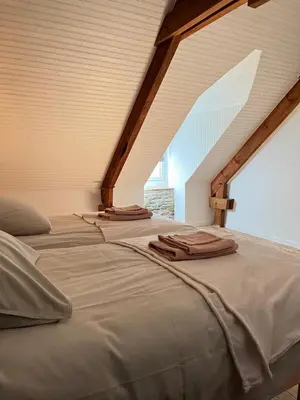 Un ou plusieurs lits dans un hébergement de l'établissement Proche de la mer gite chez hippolyte