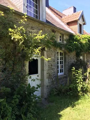 Jardin de l'établissement Proche de la mer gite chez hippolyte