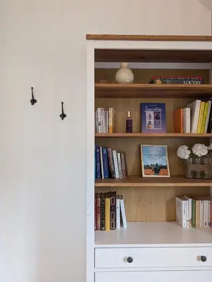 Bibliothèque dans la maison de vacances