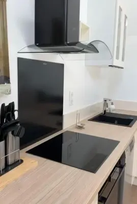Cuisine ou kitchenette dans l'établissement Location Studio en Normandie