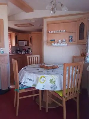 Cuisine ou kitchenette dans l'établissement Mobil Home Front de mer