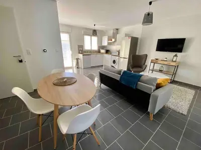 Télévision ou salle de divertissement dans l'établissement Maison à 300m de la mer avec 2 chambres