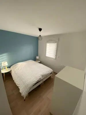 Un ou plusieurs lits dans un hébergement de l'établissement Maison à 300m de la mer avec 2 chambres