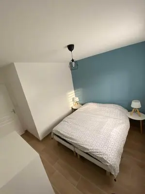 Un ou plusieurs lits dans un hébergement de l'établissement Maison à 300m de la mer avec 2 chambres