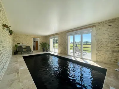 Piscine de l'établissement Le Logis Courtelay by Melrose ou située à proximité