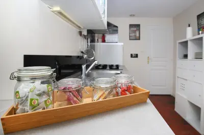 Cuisine ou kitchenette dans l'établissement LA FERME DE LONGUES maisons spécialisées pour les familles avec jeunes enfants