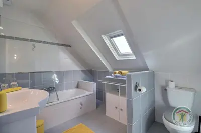 Salle de bains dans l'établissement Cote rivage