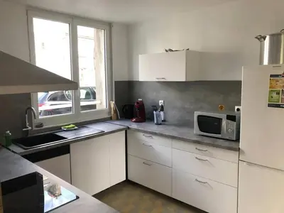 Cuisine ou kitchenette dans l'établissement Maison charmante en centre-ville de Valognes, pour 10 pers